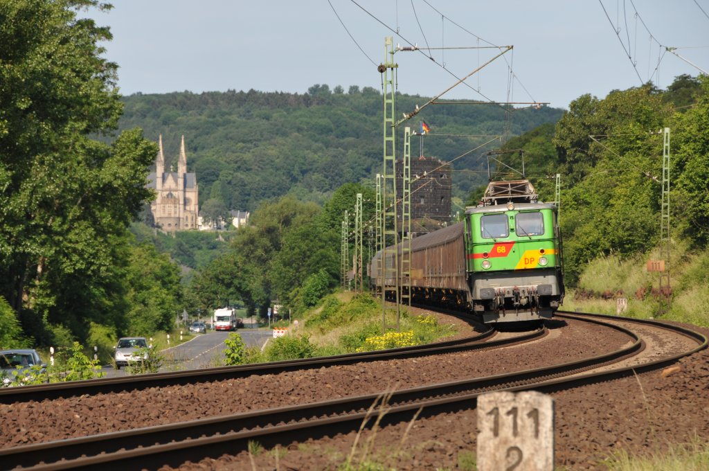 Lok 68 der DP (142 130-4) auf der kurvenreichen Strecke zwischen Erpel und Linz am Rhein. Im Hintedrgrund links erkennt man das Kloster Apollinarisberg auf der linken Rheinseite. Aufgenommen am 03/06/2011.