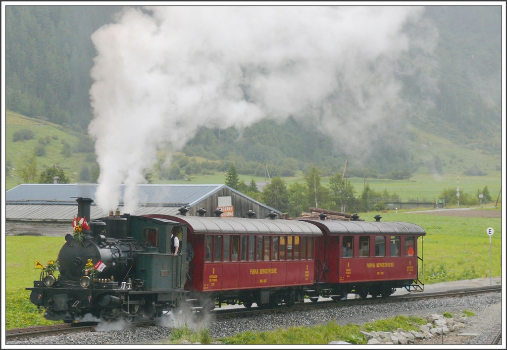 Lok 7  Breithorn  mit den B 4222 und B 2204 fhrt in die Zahnstange ein in Oberwald. (15.08.2010)