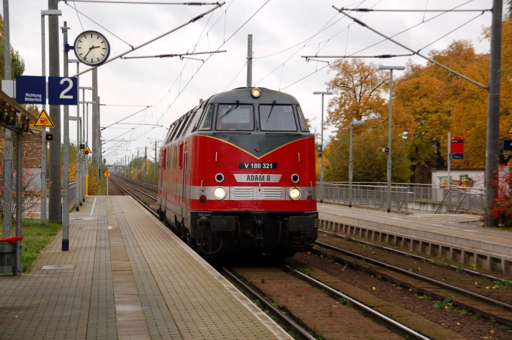 Lok 8 der UWE ADAM fhrt am 27.10.09 solo durch Brehna Richtung Bitterfeld.