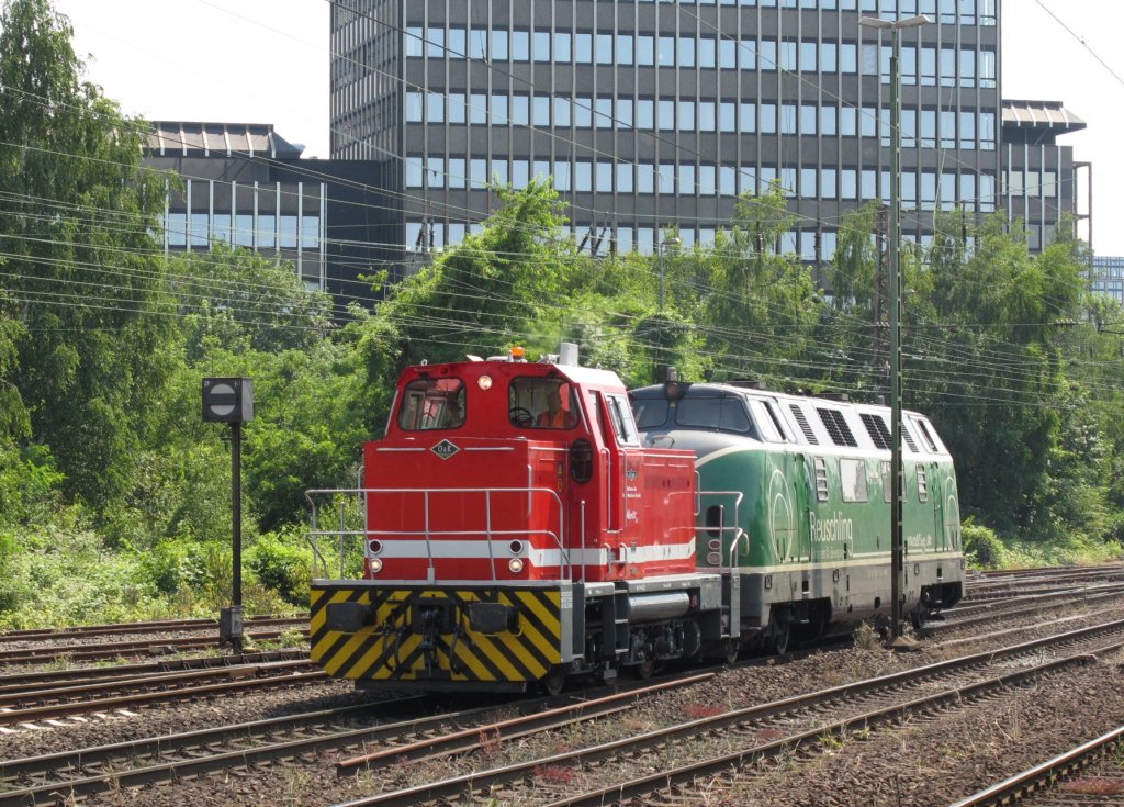 Lok 81  Moritz  der Bahnen der Stadt Monheim schleppt 220 053-3 der Brohltalbahn am 23.06.2010 durch Dsseldorf-Rath.