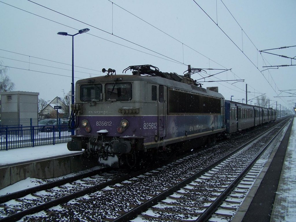 Lok 825612 in Erstein am 12/02/2010.