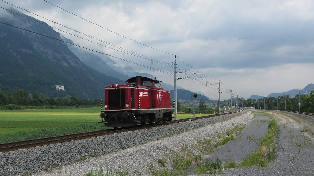 Lok 87 der Salzburger Lokalbahnen fuhr am 29.5.2012 durch den Bahnhof Stans bei Schwaz.