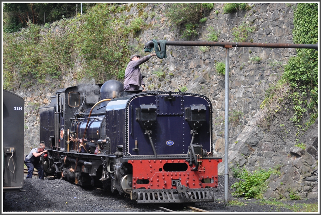 Lok 87 der Welsh Highland Railway (NG016 ex SAR) erh�lt vor der R�ckfahrt Wasser und Schmieroel in Caernarfon. (14.08.2011)