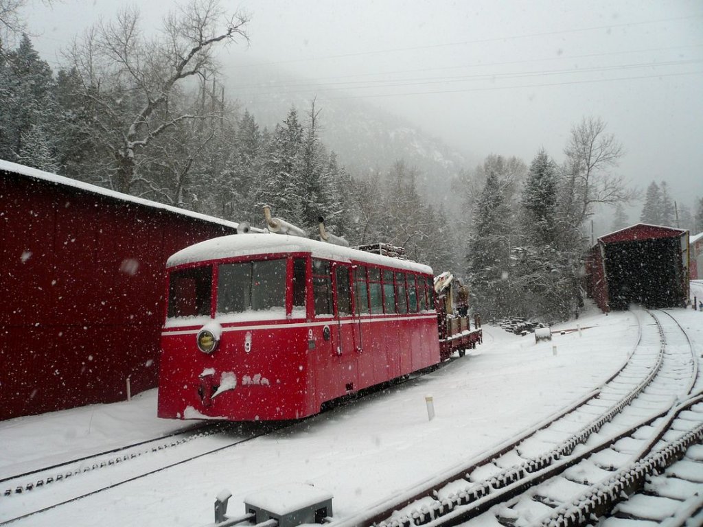 Lok 9 auf dem Hauptgleis, zwischen zwei Wagenschuppen. 19.Mrz 2010.