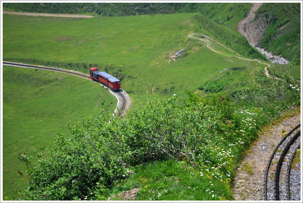 Lok 9 auf Mittler Staffel. Das Gleis im Vordergrund ist die Strecke oberhalb des Chemaad-Tunnels. (15.07.2013)