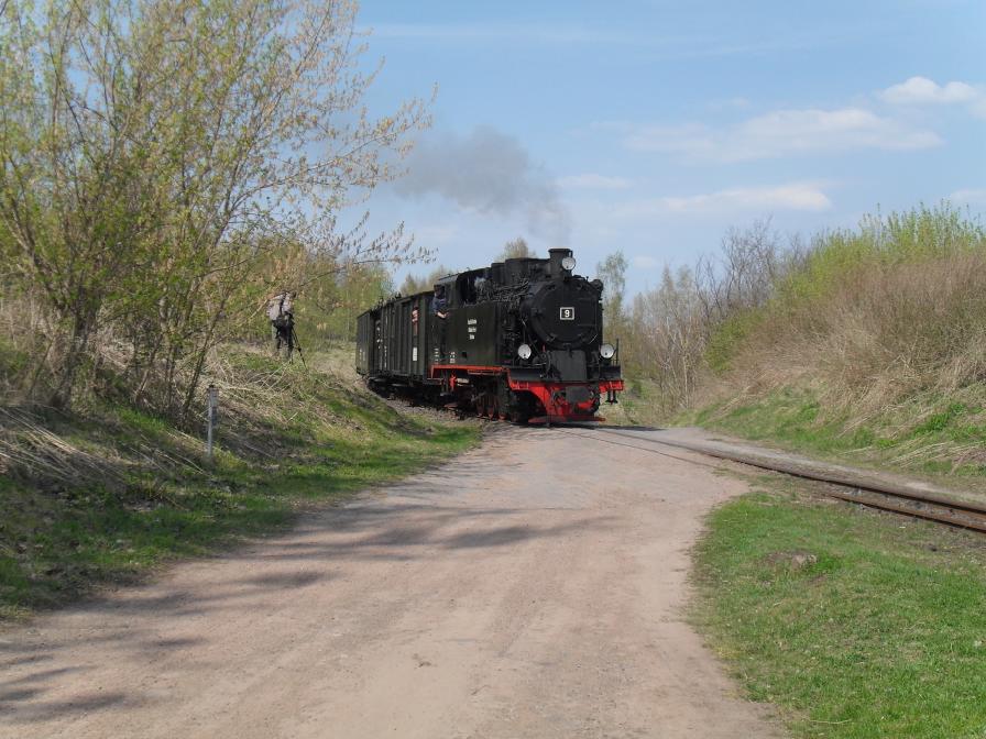 Lok 9 hat Eifahrt in Hettstedt-Eduardschacht und berquer gerade den Bahnbergang unmittelbar vorm Haltepunkt. (17.04.2011)