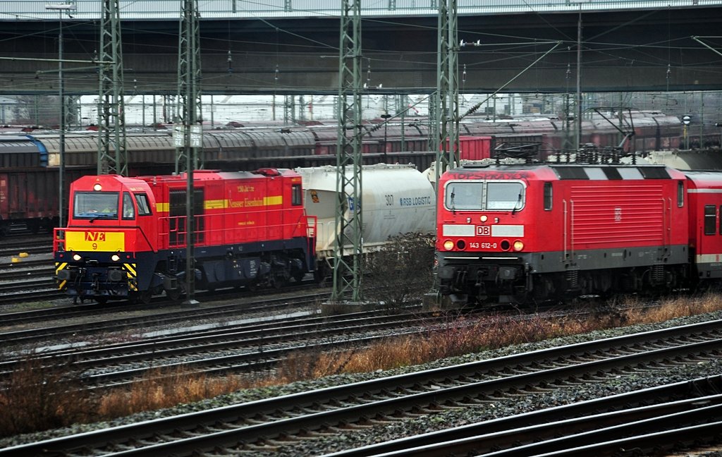 Lok 9 der Neusser Eisenbahn wartet im Neusser Gbf whrend 143 612 mit ihrer RE in den Neusser Pbf einfhrt am 26.02.2010