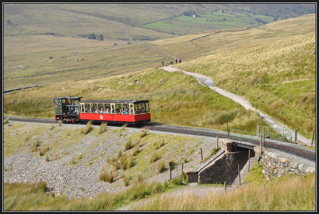 Lok 9  Ninian  schiebt einen weiteren vollbeladenen Wagen den Berg hoch unterhalb von Halfway. (06.09.2012)