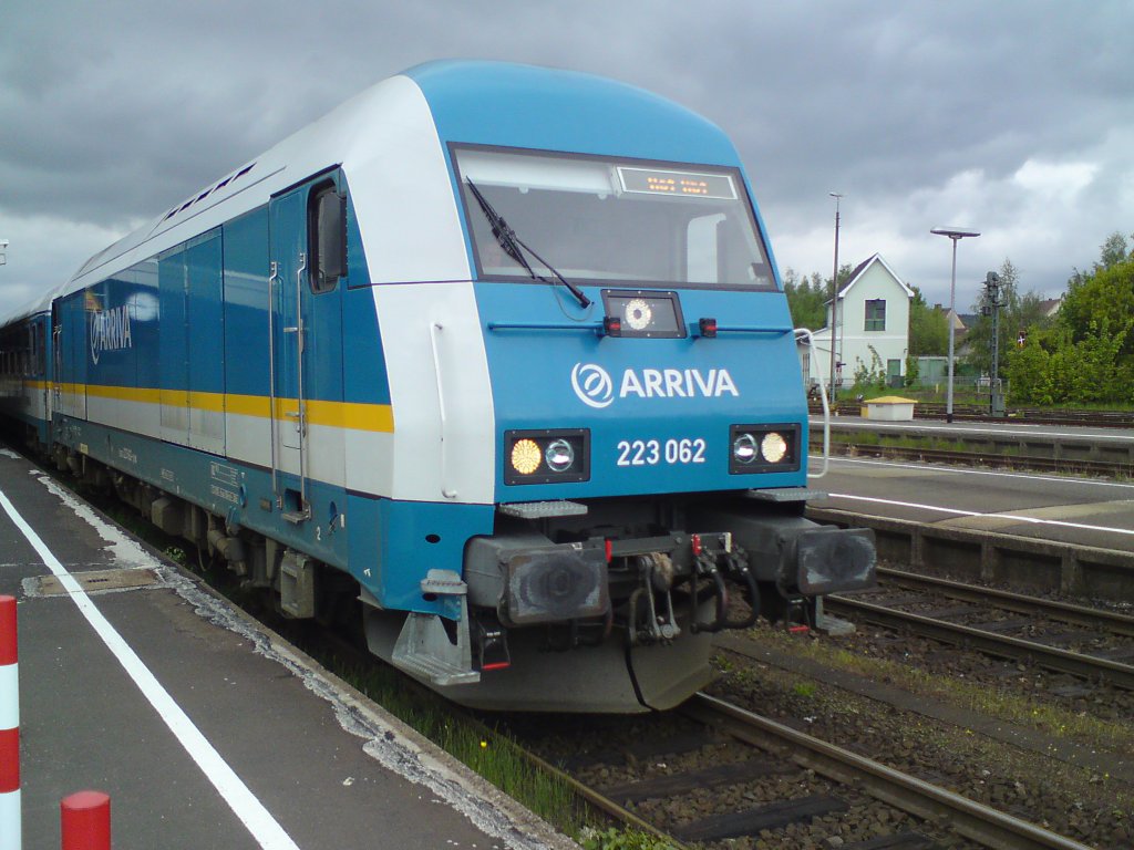 Lok 92 80 1223 062-1 D-VBG  ER20 mit ALX 87006 auf Gleis 1 am 15.05.2010 in Bahnhof Weiden (Oberpf) 

Zusammengestellt wahr der Zug aus 92 80 1223 062-1 D-VBG  ER20, 56 80 39-90 530-3 D-VBG  ABvmz, 56 80 86-95 133-8 D-VBG  BRDpm, 55 80 26-75 605-3 D-VBG  DBpz, 56 80 84-94 042-4 D-VBG  ABvmdz
