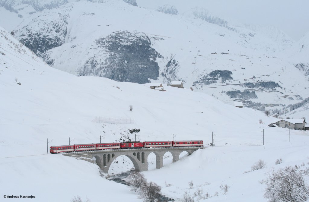 Lok 93 mit dem R 543 (Gschenen-Visp) bei Hospental 28.12.10
