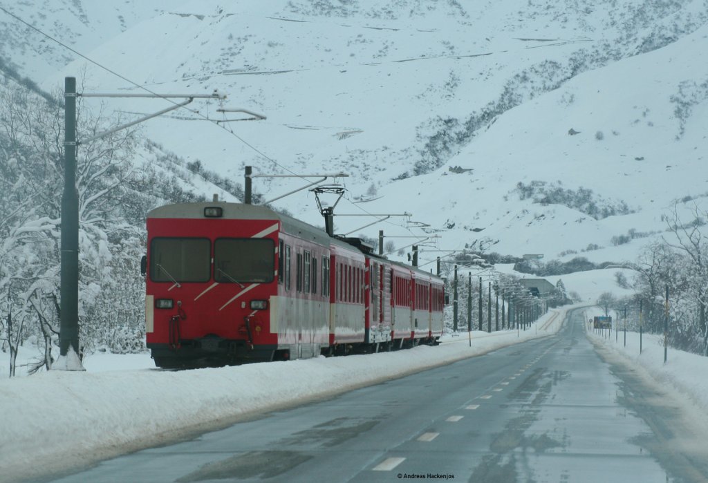 Lok 93 mit dem R 543 (Gschenen-Visp) zwischen Hospental und Realp 28.12.10