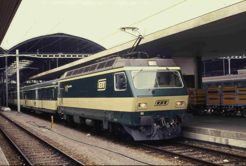 Lok 95 Degersheim der BT wartet am 27.3.1990 um 15.00 Uhr im Bahnhof
Luzern auf den Abfahrtbefehl.