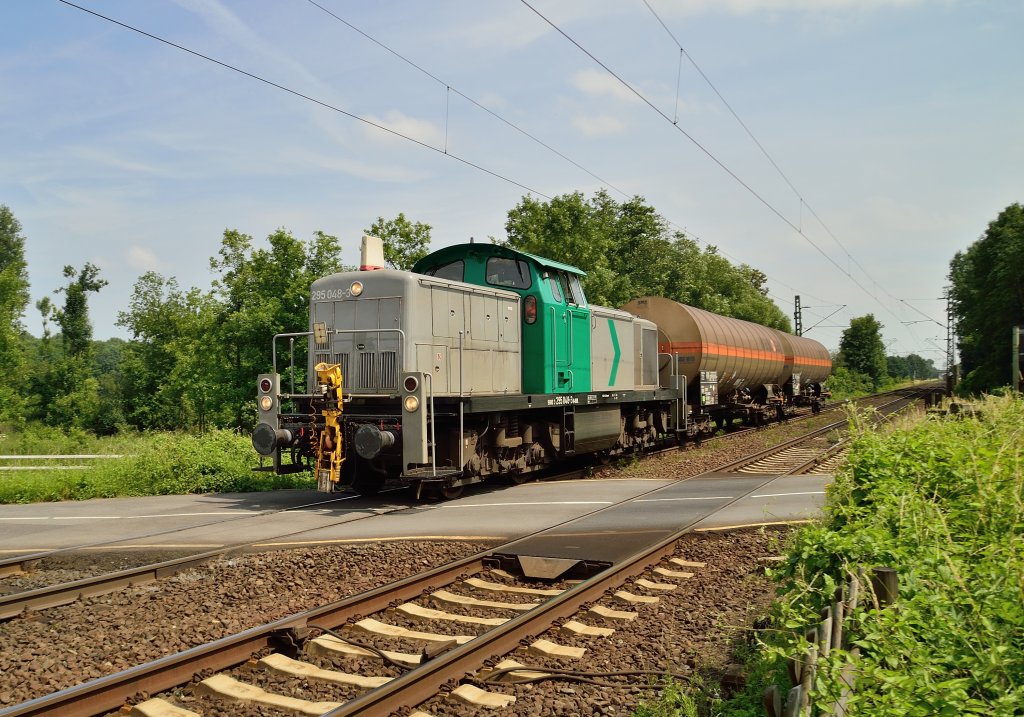 Lok  9880 3 295 048-3D-BUVL kommt ebenfalls am B Tilmeshof in Richtung Osterath gefahren, nur sie ist mit zwei Tankwagen am Hacken unterwegs. 1.7.2013