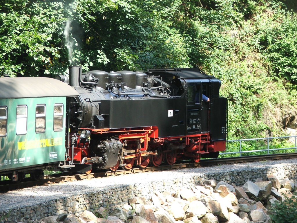 Lok 99 1771 auf der Fahrt nach Freital-Hainsberg am 20.08.2010 im Rabenauer Grund