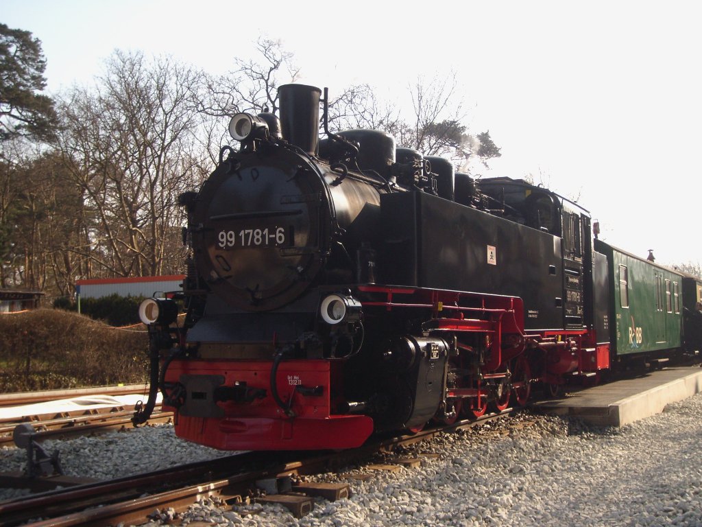 Lok 99 1781-6 , am 24.3.2012 im Bahnhof Ghren , abfahrbereit Richtung Putbus.
Mit ihren 650 PS zhlt sie zu den strksten Loks der RBB , Baujahr 1953 ,hergestellt von LKM Babelsberg !