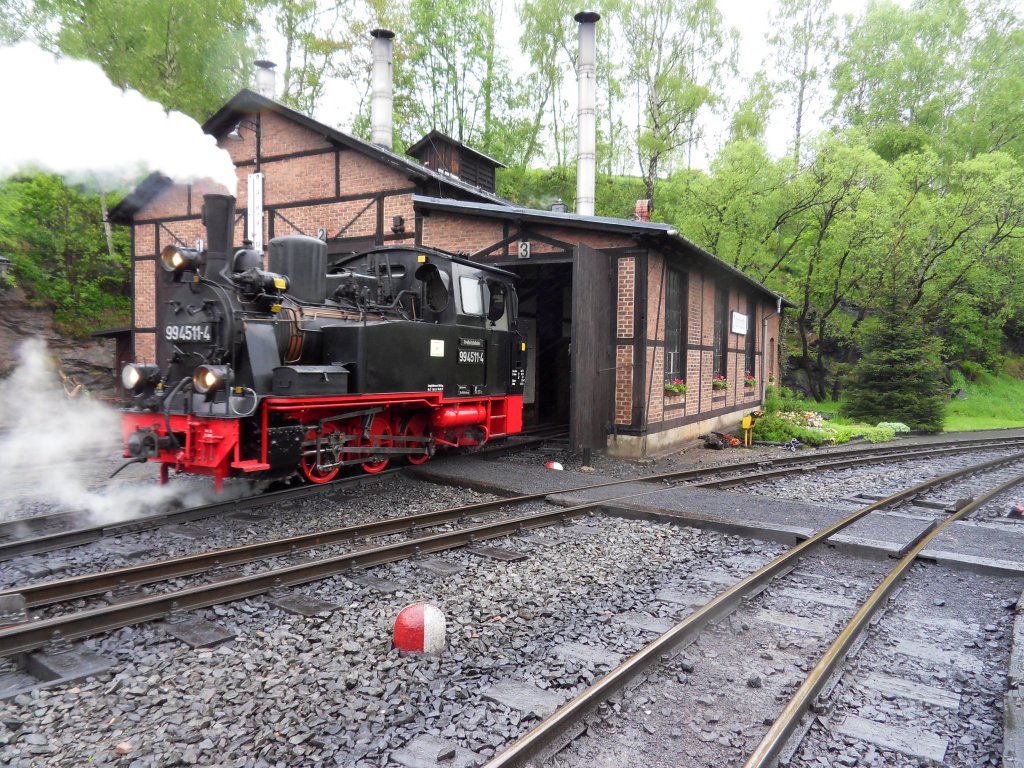 Lok 99 4511 verabschiedet sich unfreiwillig in den Lokschuppen in Jhstadt. Nachdem zwei Fahrten unternommen wurden, mussten die 2 restlichen am 02.06.2013 wegen berflutung der Bahnhofseinfahrt und teilweise der Strecke aus Sicherheitsgrnden abgesagt werden.