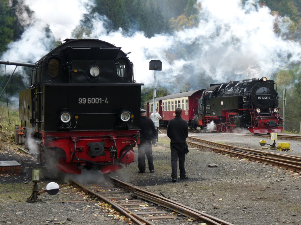 Lok 99-6001 beim Wasserfassen in Eisfelder Talmhle. Im Hintergrund fhrt Lok 99-7245 mit Zug 8920 Nordhausen-Brocken ein. (22.10.2010)