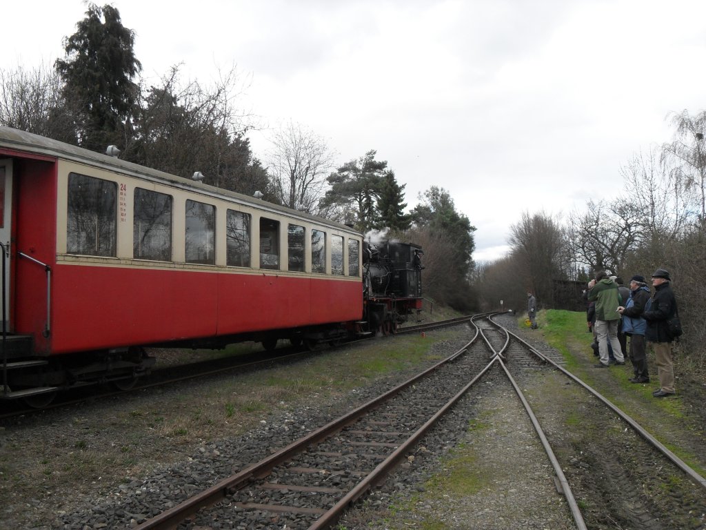 Lok 99 7203 ist am 4.4.10 fleiig am rangieren.Bahnhof Oberzissen der Brohltalbahn.