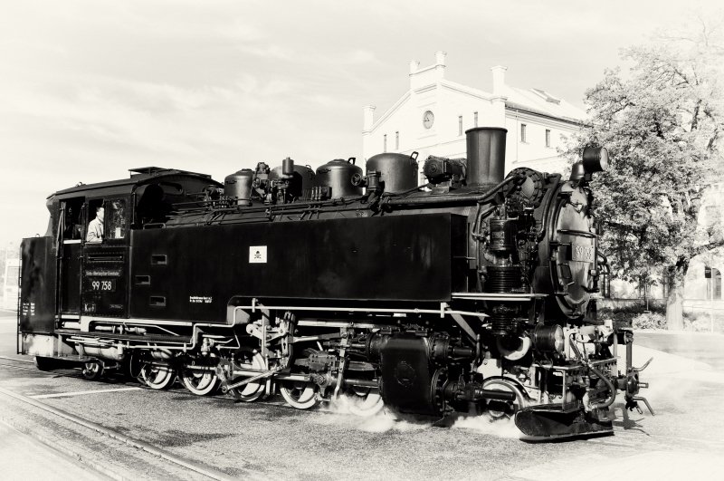 Lok 99 758 beim Rangieren vor dem Bahnhof Zittau - in Photoshop bearbeitet. 03.10.2009