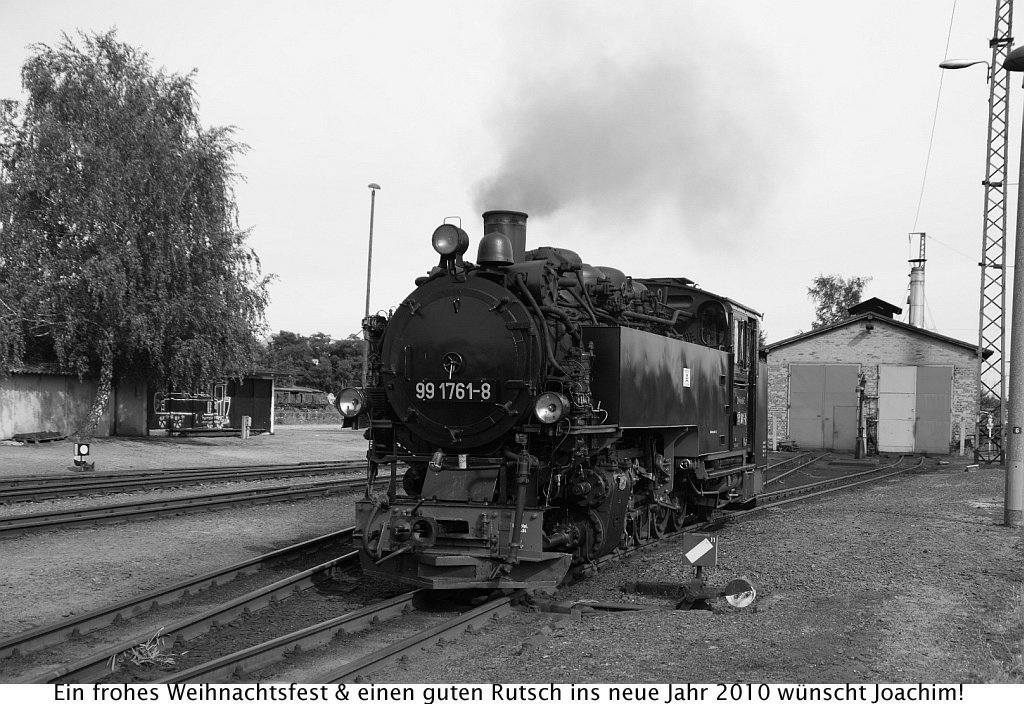 Lok 99 761 am Lokschuppen in Radebeul Ost. 