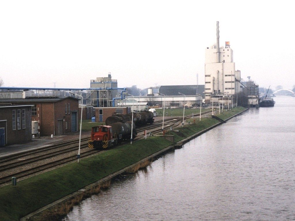 Lok der AKZO (Orenstein & Koppel 26545, Baujahr 1966) mit Kesselwagens bei der Chloranlage von AKZO in Hengelo am 6-2-2000. Bild und scan: Date Jan de Vries.