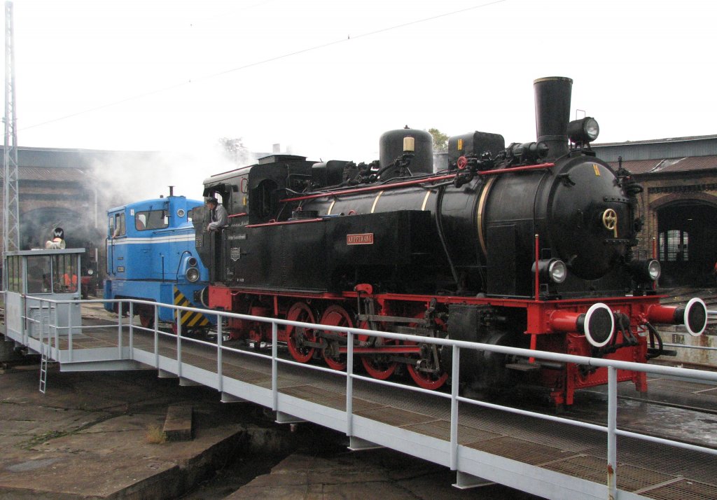 Lok Ampflwang und V 22 auf der Drehscheibe im Bw Sch�neweide; 28.09.07