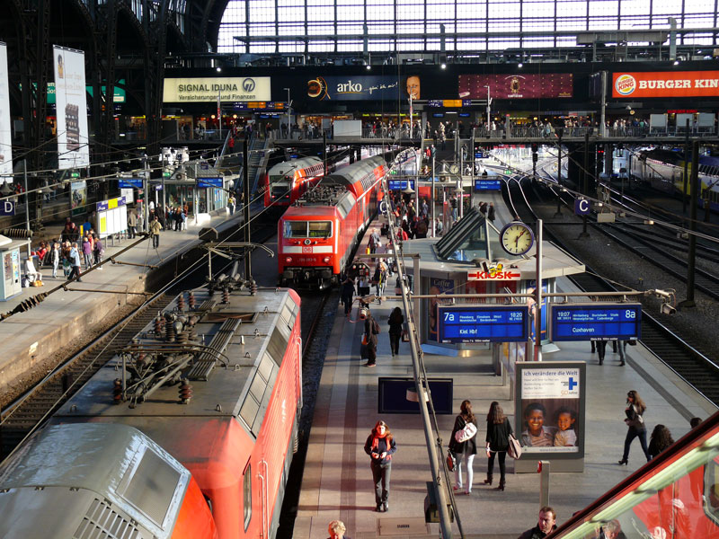 Lok an Lok stehen auf demselben Gleis gleichzeitig zwei Zge, um in entgegengesetzter Richtung abzufahren: vom Gleis 7a  wird eine 143er einen RE nach Kiel schieben und vom Gleis 7 b wird 120 203 ihren RE nach Rostock schieben; Hamburg Hbf., 24.04.2010
