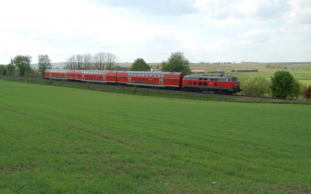 Lok der Baureihe 218 zieht RE 23129, Alzey - Mainz Hbf zwischen Saulheim und Nieder Olm Richtung Mainz. 27.04.2010 