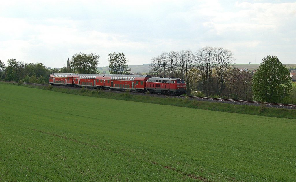 Lok der Baureihe 218 zieht RE 23129, Alzey - Mainz Hbf zwischen Saulheim und Nieder Olm Richtung Mainz. 27.04.2010