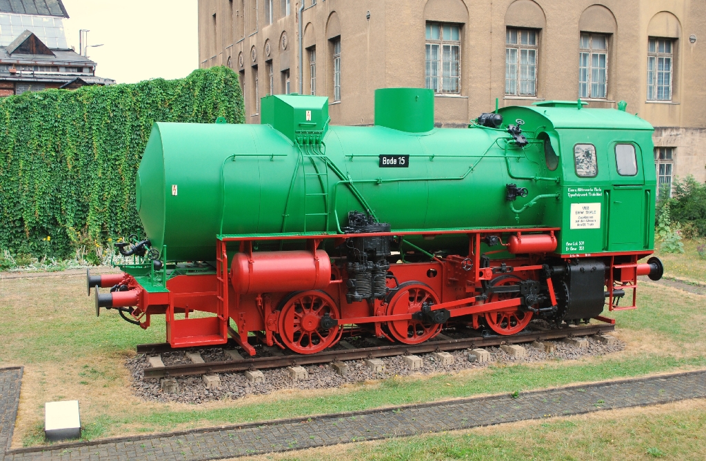 Lok  Bode 15  des ehem. VEB Eisen- und Httenwerke Thale vor dem dortigen Httenmuseum. Die Lok vom Typ 1PLC/W1 wurde erst in den 80ern in Meiningen nach alten Plnen gebaut.