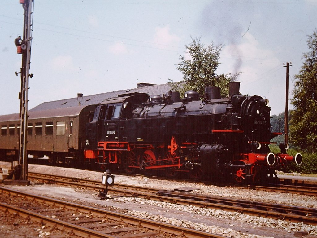 Lok Br86 in Pockau -Lengefeld dieses Foto entstand anlsslich einer Sonderfahrt nach Reitzenhain im Juli 1978 ,dort ist kein Zugverkehr mehr mglich, gescanntes Dia. Lok 86 1049 war damals als Heizlok stationert.