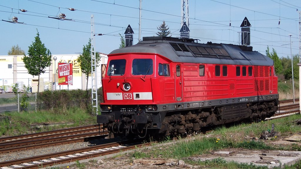 Lok brachte Kesselzug und macht platz fr E-Lok fr weiterfahrt des Zuges und fhrt selbst im Bahnhof zum Abstellen in Angermnde am 30.04.2011