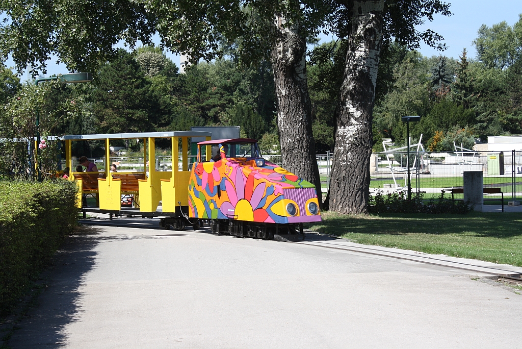 Lok D 1 der wiener Donauparkbahn am 14.August 2011 kurz nach der Hst. Rosenschau.


