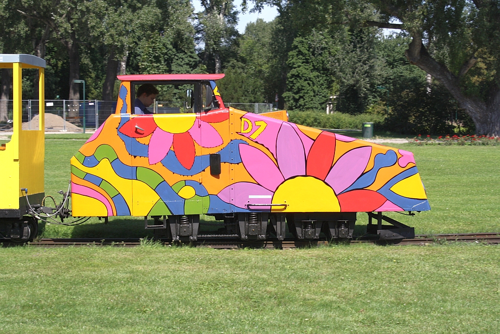 Lok D 1 der wiener Donauparkbahn am 14.August 2011 in der Schleife beim China-Restaurant kurz nach der Hst. Rosenschau.