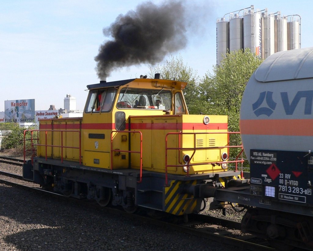 Lok D I, eine MAK G 763C, der Hafen Krefeld Gmbh & Co. KG ist am 06.04.2011 vom eigenen Gterbahnhof in Krefeld-Linn unterwegs in den Rheinhafen Krefeld.
