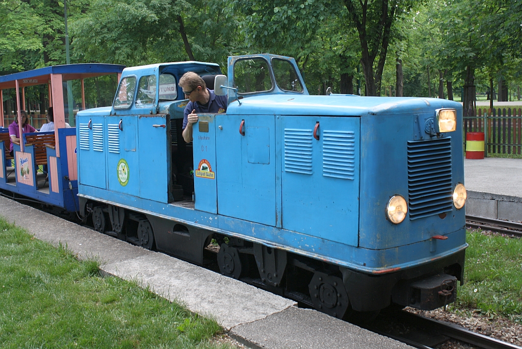 Lok D1 der wiener Liliputbahn am 24.Mai 2011 in der Hst. Rotunde.