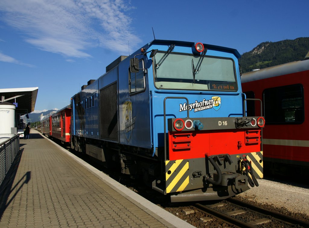 Lok D16 der Zillertalbahn beim Halt in Jenbach. Aufgenommen am 9. September 2011.