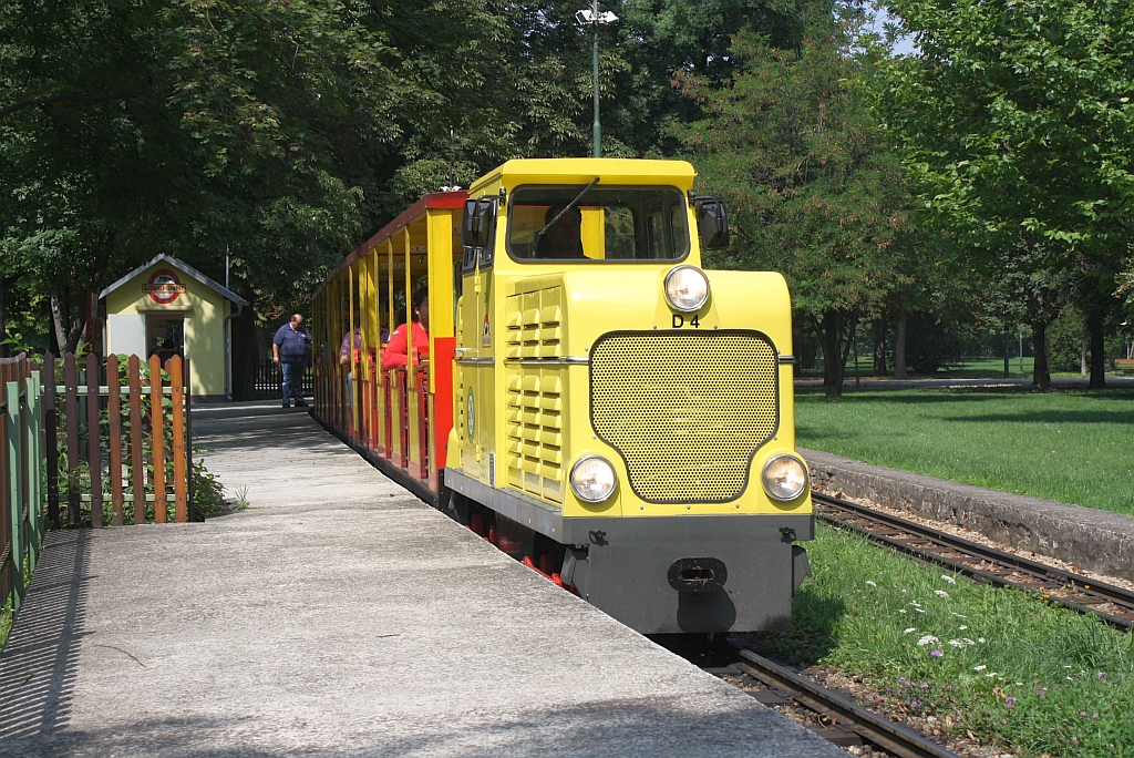 Lok D4 der wiener Liliputbahn in der Hst. Rotunde am 07.August 2011. (EXIF-Datum ist falsch, da bei Zeitumstellung falsches Datum eingestellt) 

