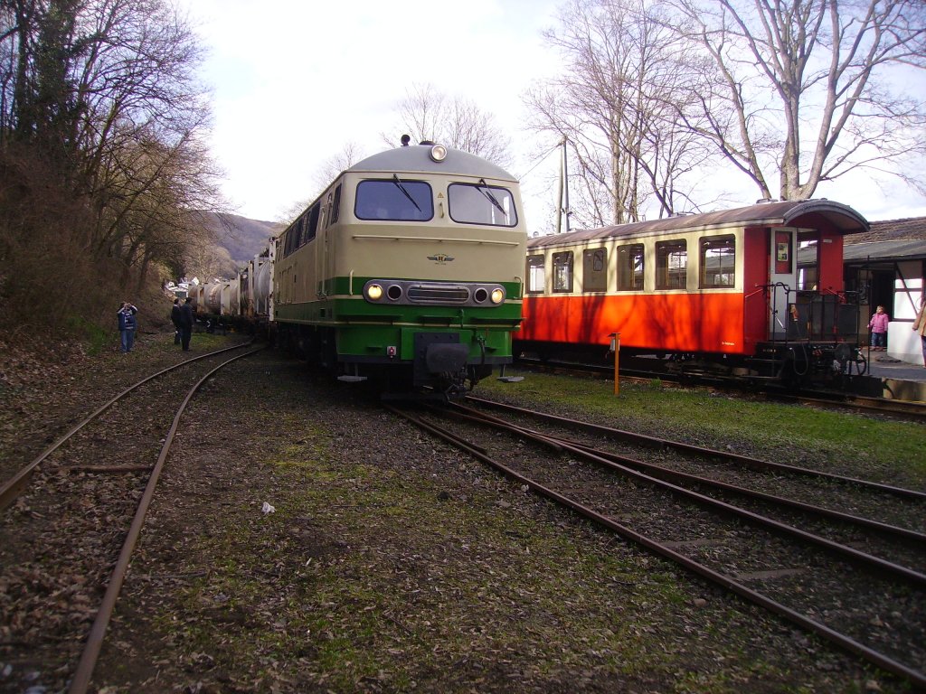 Lok D5 kommt mit einem Fotog�terzug in den Bahnhof Brohl am 2.4.10