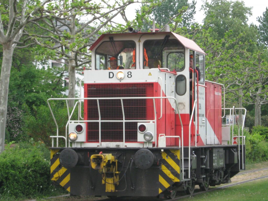 Lok D8 der Frankfurter Hafenbahn fhrt am 29.04.2011 durch`s Stadtgebiet nahe dem Eisernen Steg.
