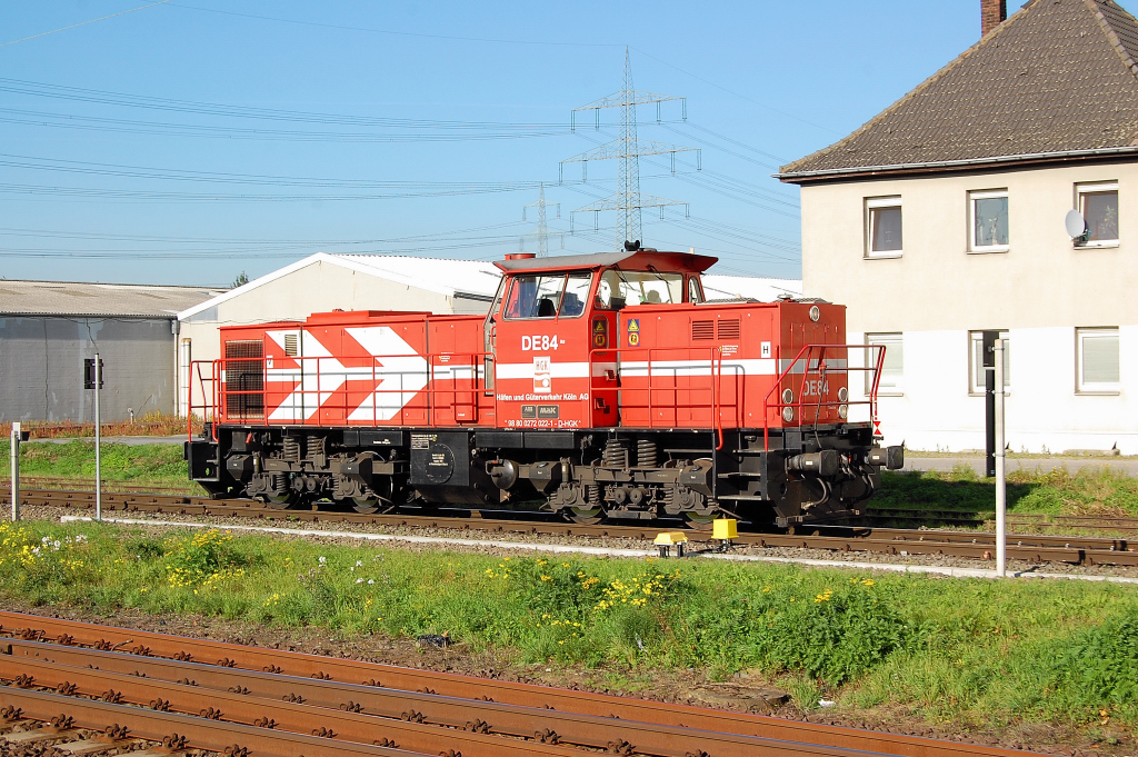 Lok DE 84 der HGK hat ihren Rangierdienst in St. Peter verrichtet und fhrt jetzt in Nievenheim vor den Schuppen. Feierabend fr heute. 11.10.2010
