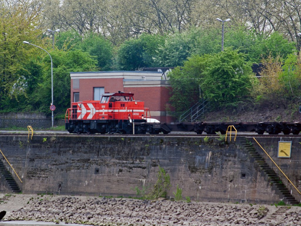 Lok DE 92 der HGK (Hfen und Gterverkehr Kln AG) rangiert leere Containertragwagen am 14.04.2011 im Hafen Kln-Niehl. Die Lok ist eine MAK DE 1002, Baujahr 1987. Das Bild wurde auf einer Hafenrundfahrt gemacht.
