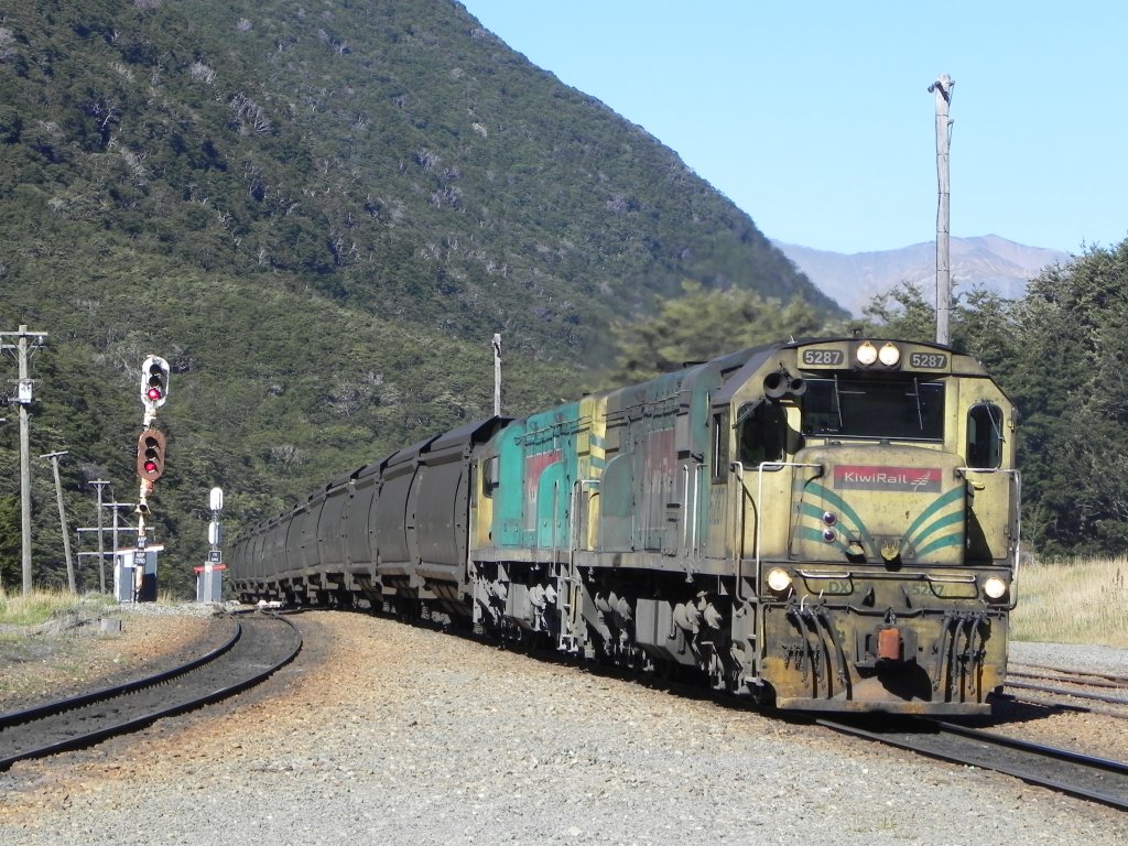 Lok DXC 5287 kmpft sich den Arthur´s Pass mit einem Kohlenzug hinauf. Die DXC Klasse wird fast exklusiv fr die hier verkehrenden Kohlezge verwendet, weil nur sie in der Lage ist die schweren Zge durch den Oitra-Tunnel zu befrdern.