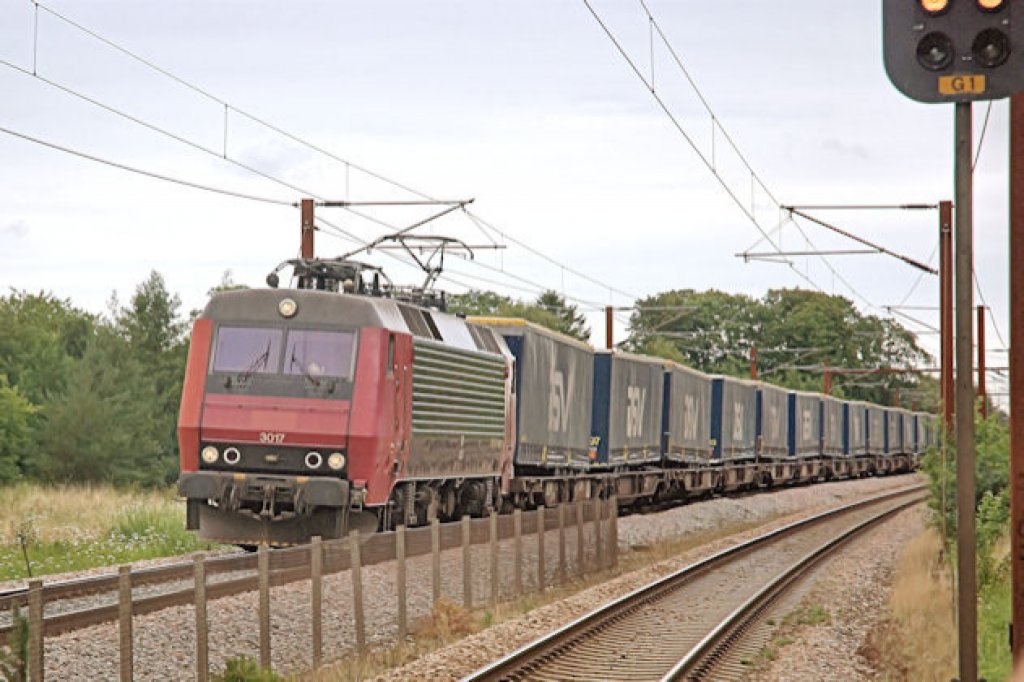 Lok. EA 3017 bei Holmstrup Station, Odense, DK in August 2008.