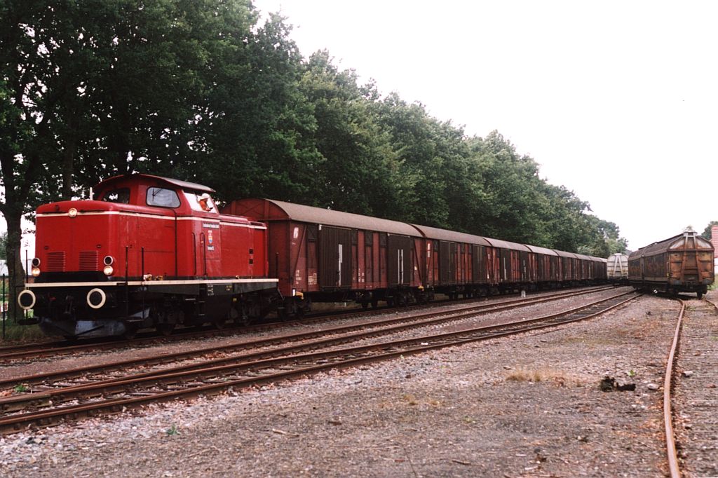 Lok Emsland II der Emslndische Eisenbahn GmbH mit bergabegterzug 56456 zwischen Ocholt und Sedelsberg auf Bahnhof Sedelsberg am 19-8-2004. Bild und scan: Date Jan de Vries.