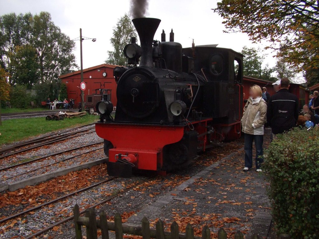 Lok Gustav der Mhlenstrother-Kleinbahn steht abfahrbereit am Bahnhof. Aufgenommen am 30.09.2007.