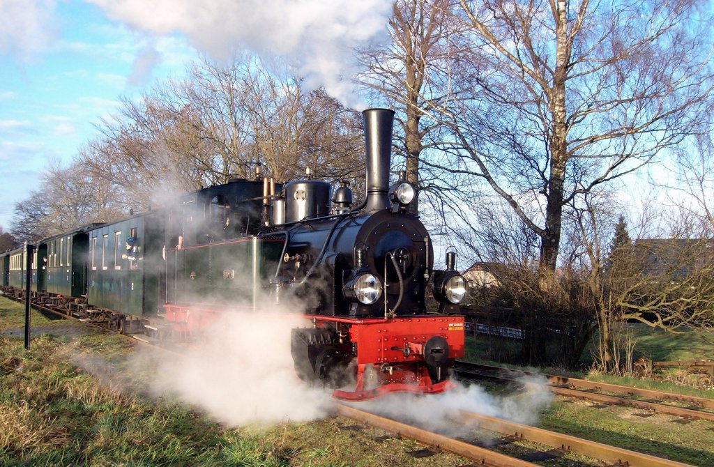 Lok  Hoya  macht sich am Nachmittag des 14.12.2008, dem dritten Advent, im Bahnhof Heiligenberg auf den Weg nach Asendorf. An diesem Tag fand dort der allj�hrliche b�uerliche Weihnachtsmarkt statt, zu dem ab Bruchhausen-Vilsen zus�tzliche Z�ge eingesetzt wurden. Neben der  Hoya  war daher die  Plettenberg  als zweite Dampflok im Einsatz.