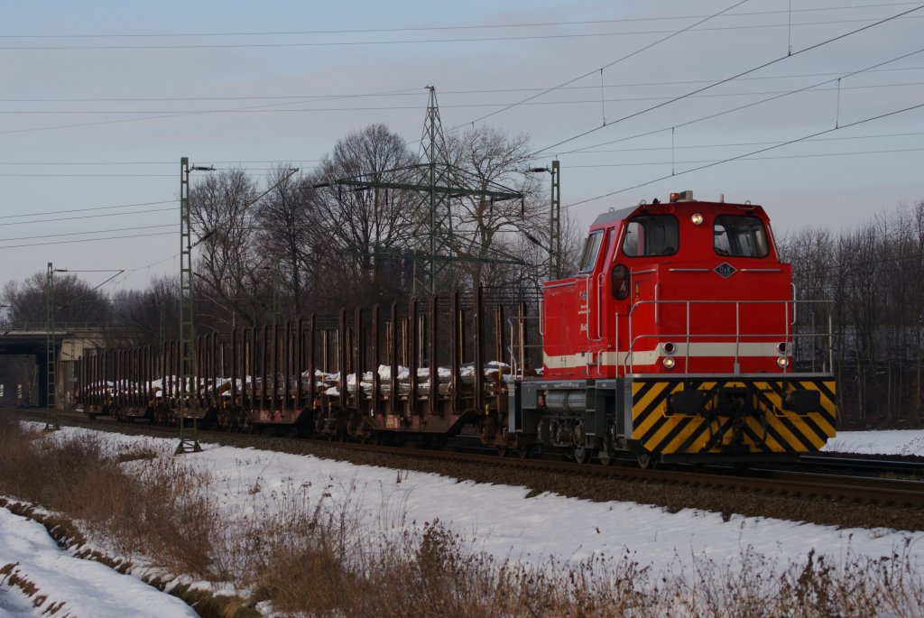 Lok  Moritz  der Bahnen der Stadt Monheim mit einem Stahlrhrenzug in Neuss-Weienberg am 05.01.2011