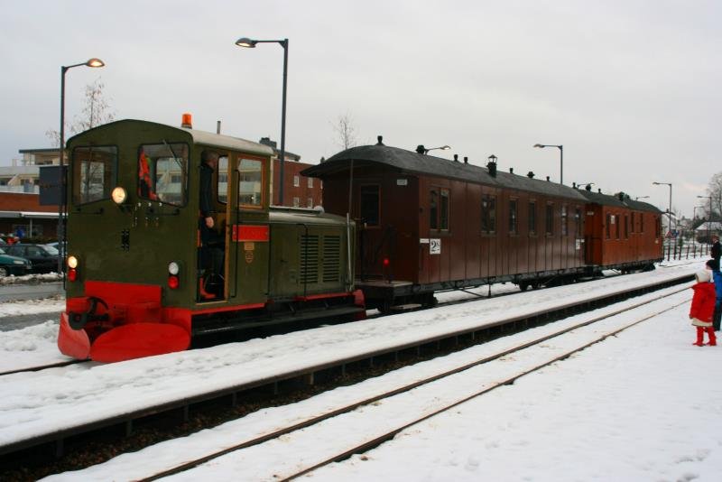 Lok Nr. 14  Bingfos  stellt einen Personenzug in Srumsand zusammen; 06.12.2009