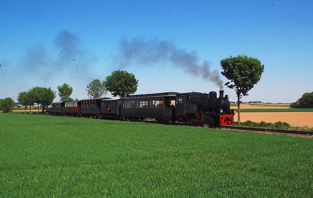 Lok Nr. 20 mit ihrem PmG zwischen Birgden und Stahe am 25.April 2011.